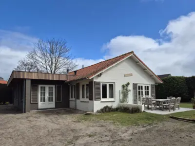 Zwaluwnest ein freistehendes Ferienhaus für 8 Personen in Cadzand-Bad direct am Meer